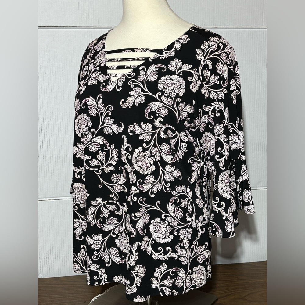 Avenue Women’s 22/24 tunic style top pretty cut out on front black & whi…